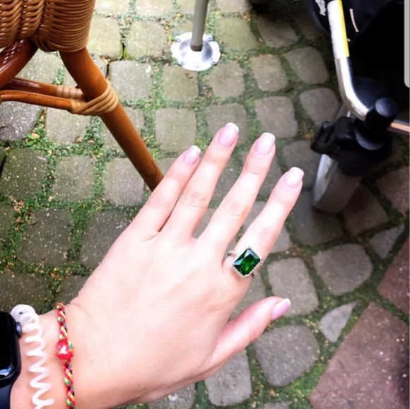 Large green stone ring!!! - Picture 4 of 8